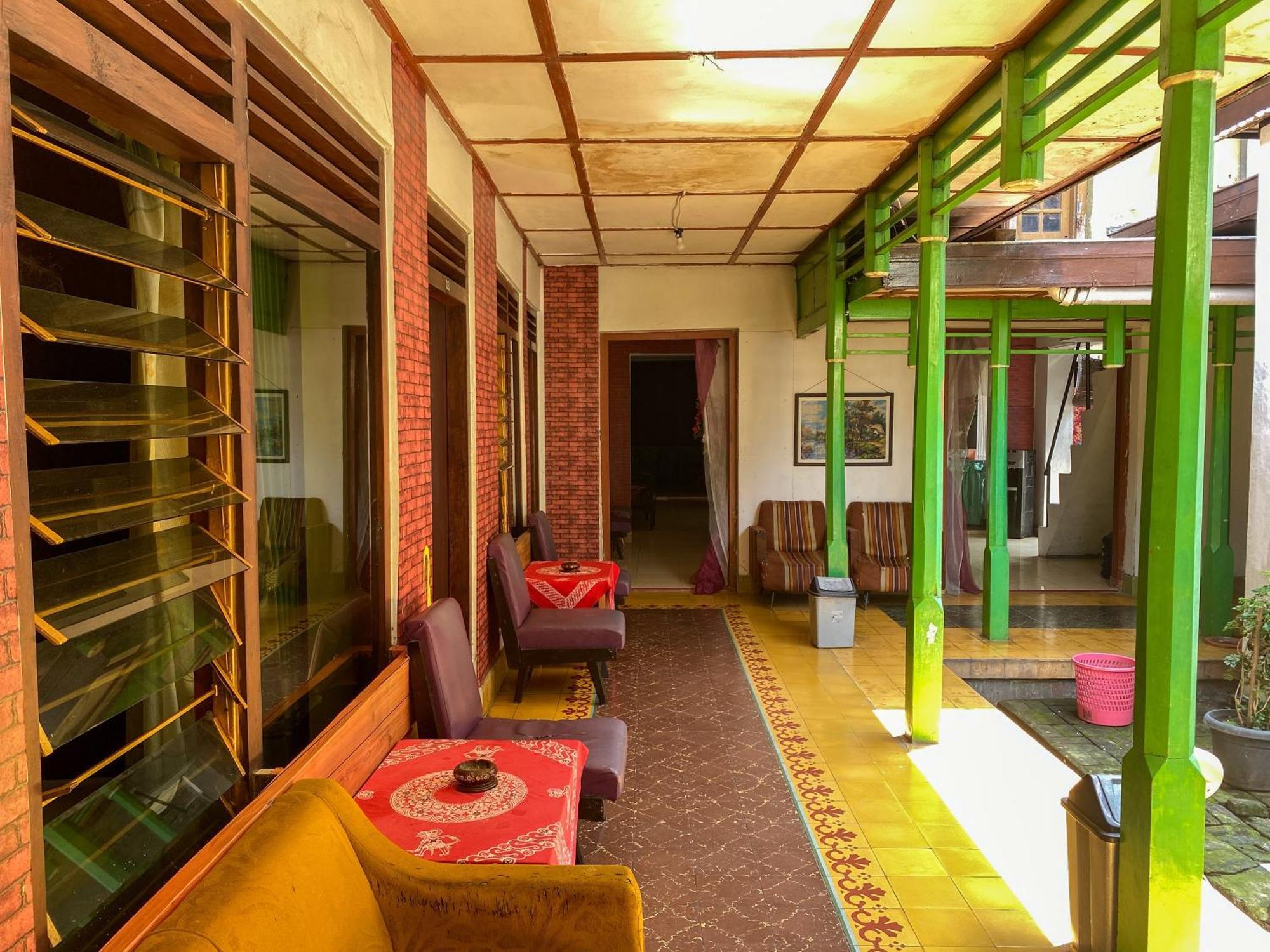Parikesit Guest House Yogyakarta Esterno foto